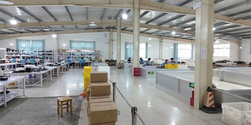 Ouvriers d'une usine de vente en gros d'extensions de cheveux